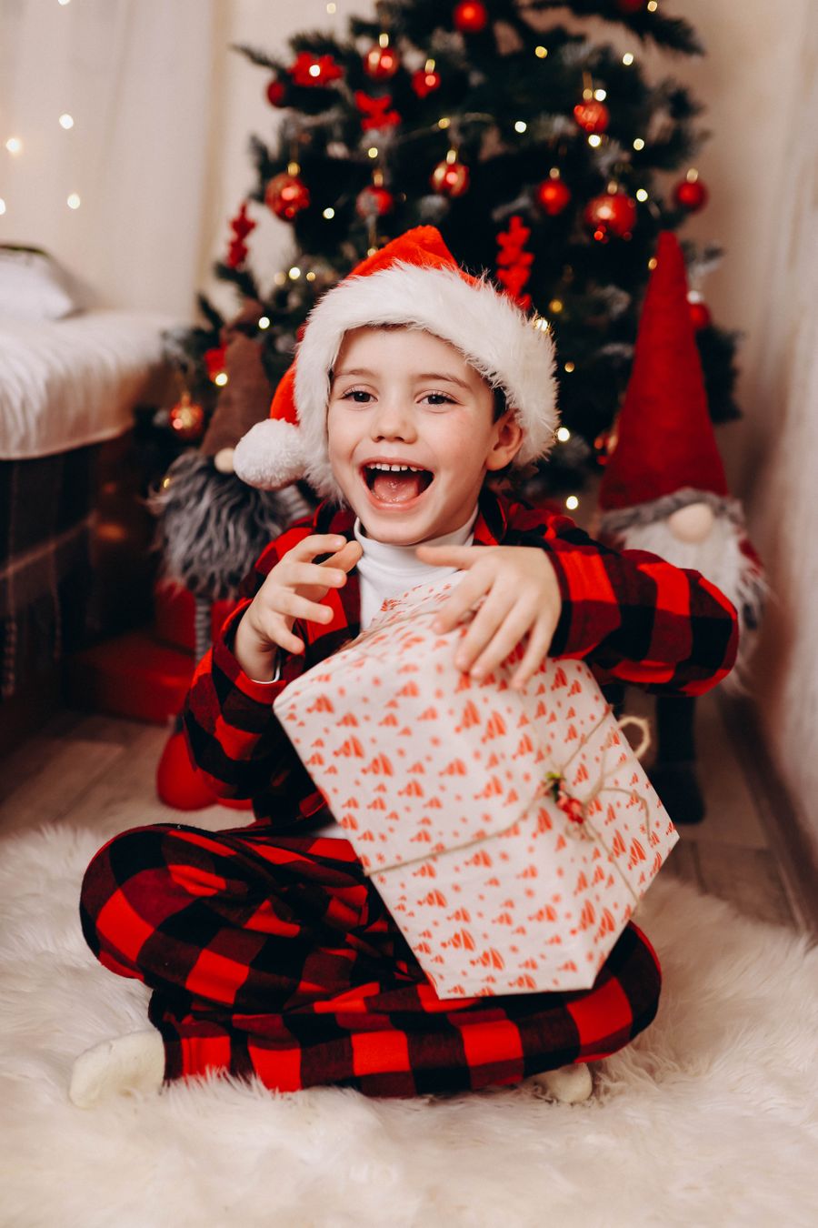 Niño feliz abriendo un regalo de Navidad