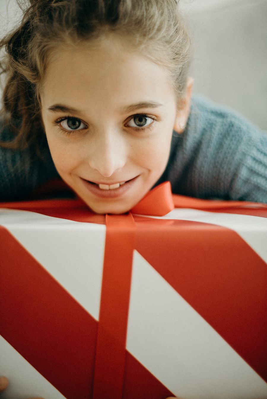 Niña sonriendo con un regalo