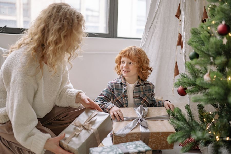 Niño y su mamá abriendo regalos